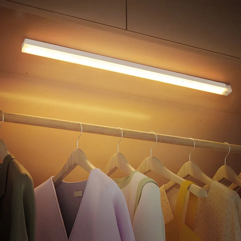 Luminária LED com Sensor de Movimento